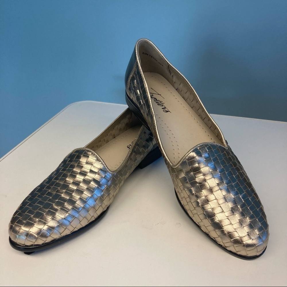 TROTTERS Sz 6.5 Liz Flats Loafer Light Gold Lattice Pattern NWOT